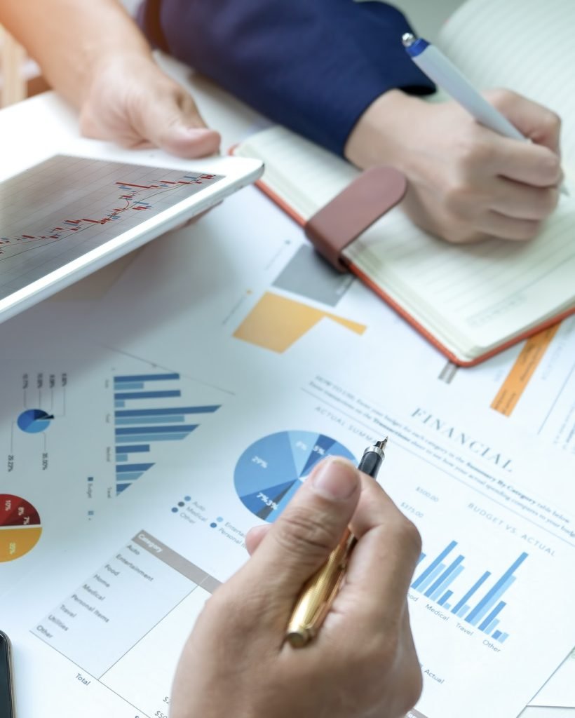 businessteam-are-analyzing-graphs-.jpg businessteam-are-analyzing-graphs-.jpg